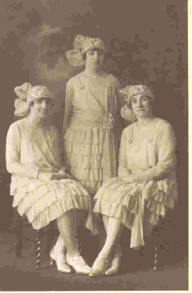 1928. Doris, Mary and Ealeanor Oates.